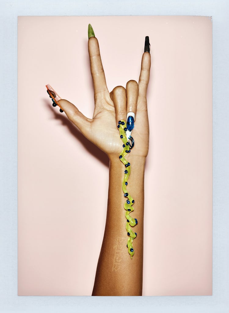 Las manicuras de Mei Kawajiri a menudo incorporan diseños vanguardistas en 3D e incluso perforaciones en las uñas.