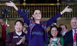 Claudia Sheinbaum saluda a sus seguidores en la Plaza Zócalo de la Ciudad de México luego de su victoria en las elecciones presidenciales del domingo.