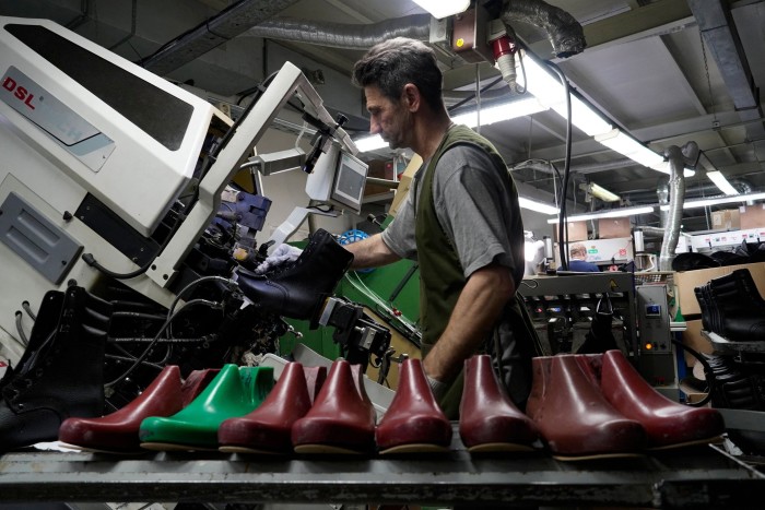 Un trabajador fabrica botas en una fábrica de Cheboksary