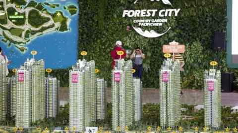 Una maqueta del proyecto Forest City muestra varios carteles de 