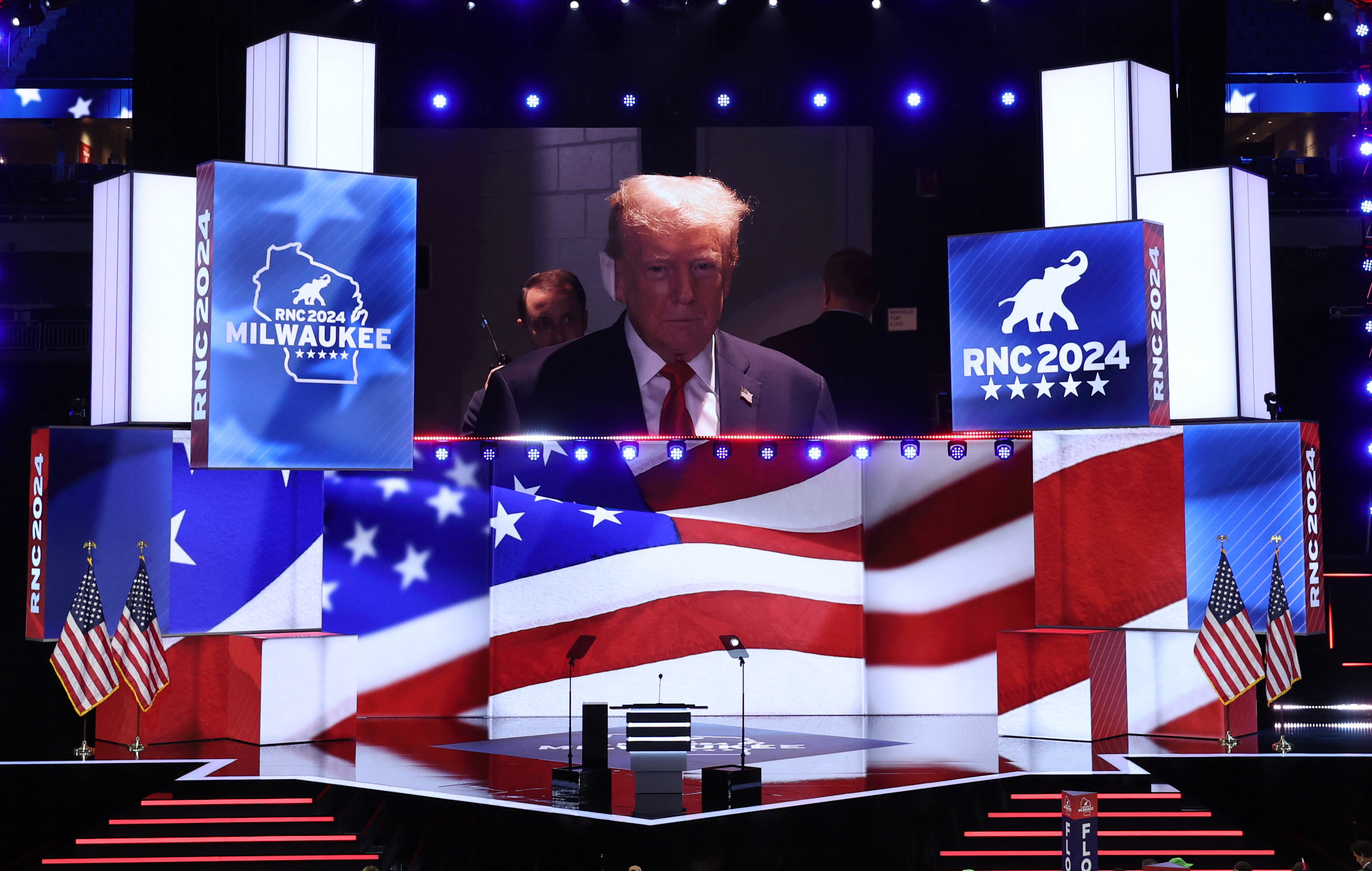 El expresidente y actual candidato presidencial republicano Donald Trump aparece en una pantalla grande durante el primer día de la Convención Nacional Republicana