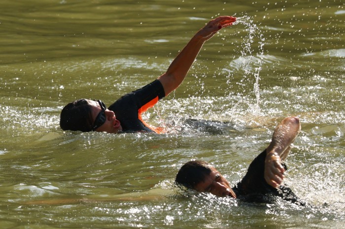 La alcaldesa de París, Anne Hidalgo, nadando en el río Sena junto al jefe del comité olímpico, Tony Estanguet