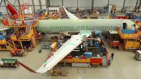 Un avión de pasajeros A320 parcialmente terminado en la fábrica de Airbus en Hamburgo, Alemania.