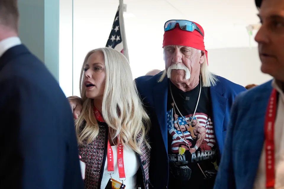 Hogan apareció en la Convención Nacional Republicana con una camiseta con la bandera estadounidense.