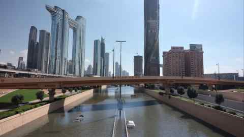 Vehículos abandonados en las aguas de la inundación en una autopista después de una tormenta en Dubai