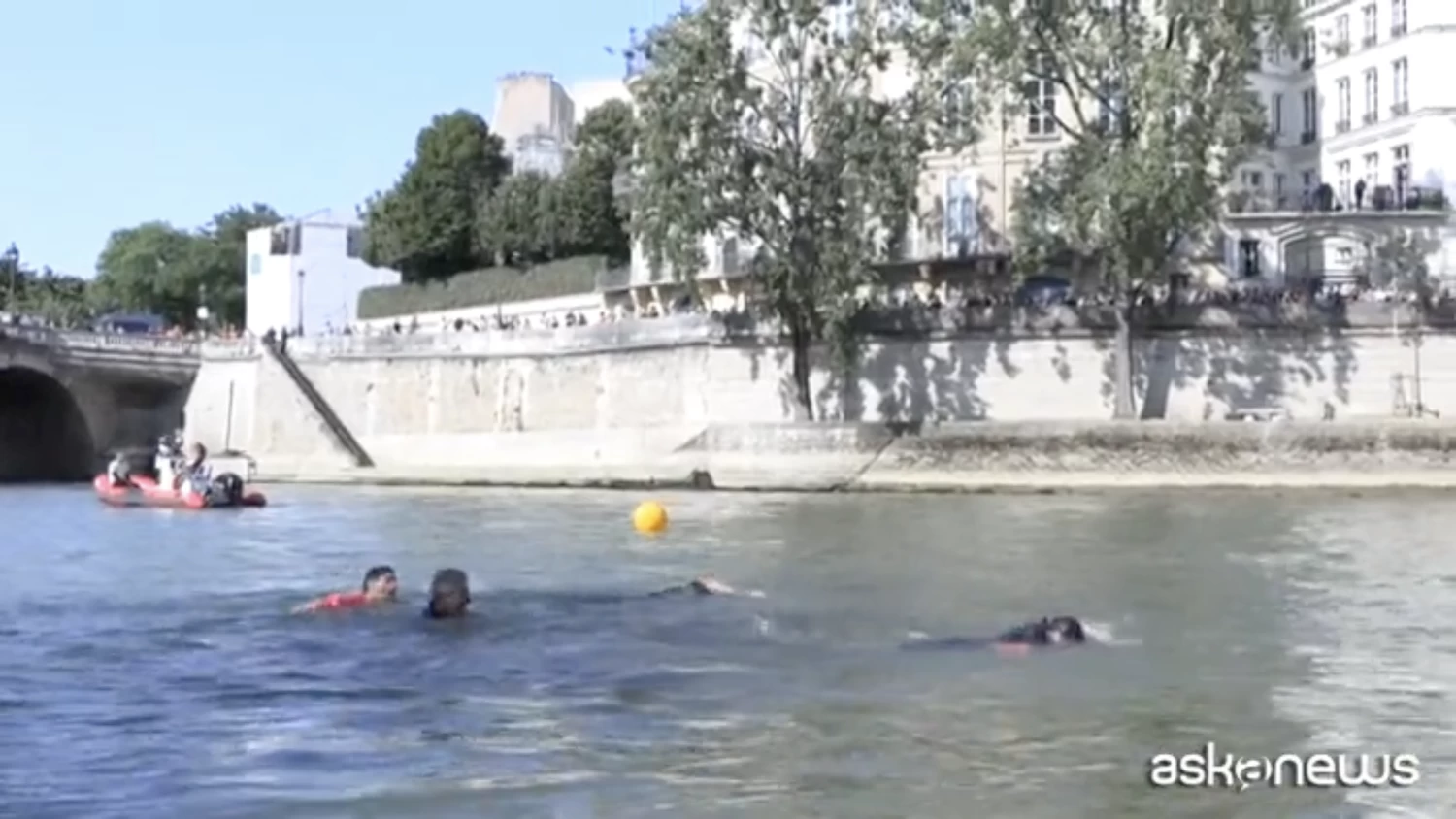 A la espera de los Juegos Olímpicos de París 2024, la alcaldesa Anne Hidalgo se baña en el Sena