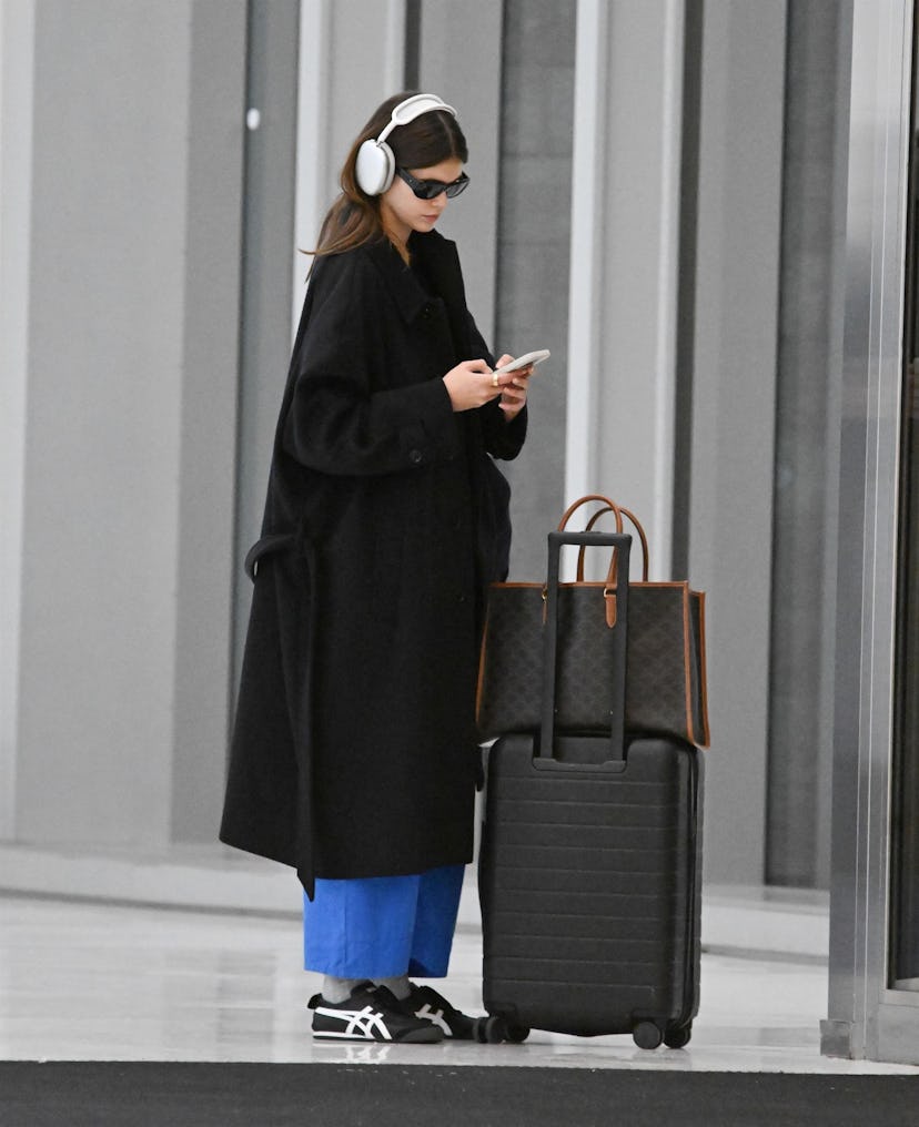 Kaia Gerber en el aeropuerto JFK con un bolso de mano con monograma de Celine