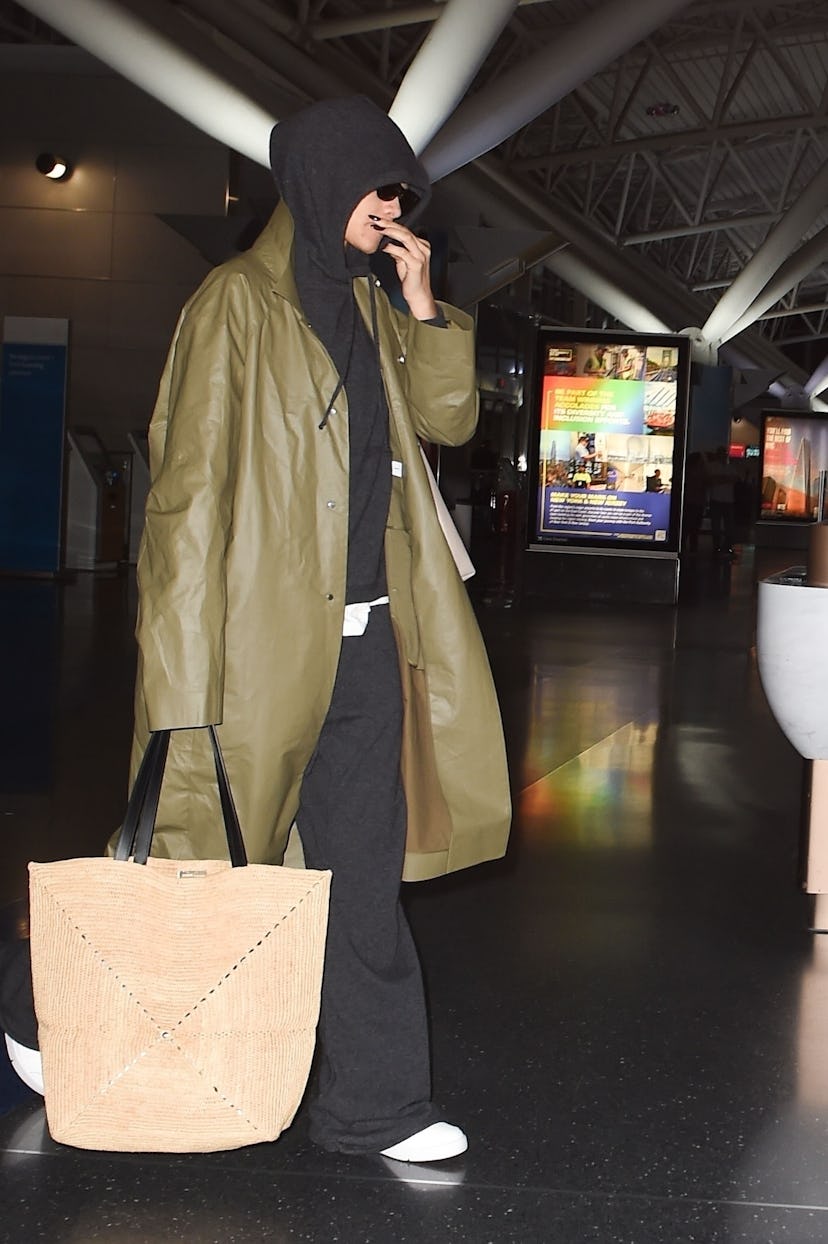 Zendaya en el aeropuerto con un bolso tote de Loewe