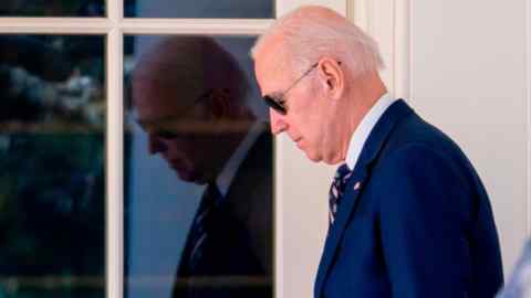 Joe Biden sale de la Oficina Oval de la Casa Blanca