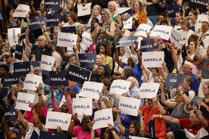 Los partidarios aplauden y sostienen carteles en un mitin por Kamala Harris en West Allis, Wisconsin 