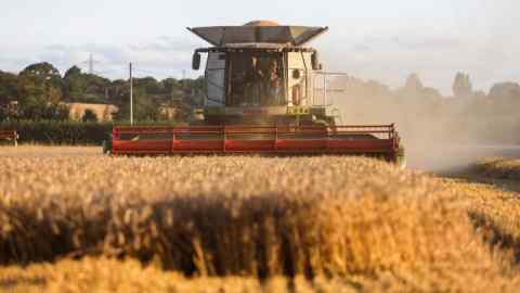Una cosechadora en un campo de trigo en Essex
