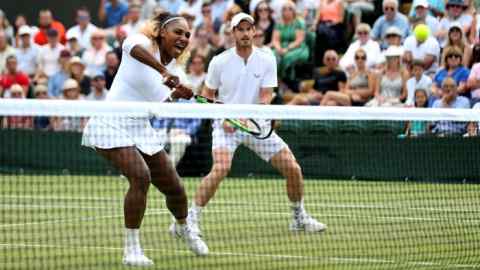 Serena Williams y Andy Murray juegan un partido de dobles mixtos en Wimbledon en 2019