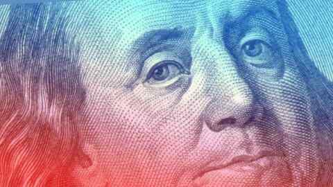 Un primer plano de una imagen de Benjamin Franklin en un billete de 100 dólares