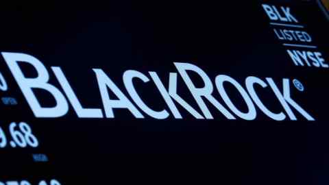 Información sobre operaciones de BlackRock mostrada en una pantalla en el piso de la Bolsa de Valores de Nueva York