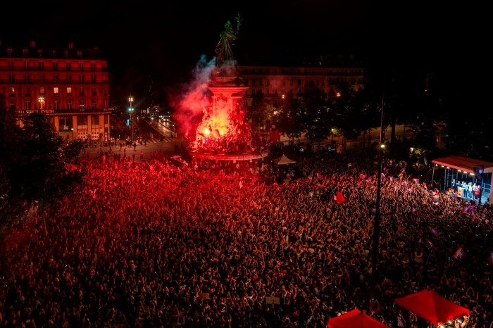 La gente se reúne en la plaza de la República para protestar contra la extrema derecha que ganó con fuerza en la primera vuelta de las elecciones legislativas
