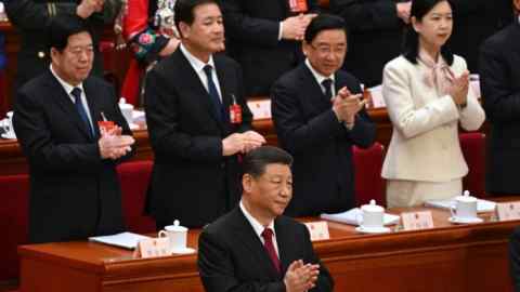 El presidente de China, Xi Jinping, aplaude en la sesión inaugural de la Asamblea Popular Nacional en Beijing el 20 de marzo de 2024