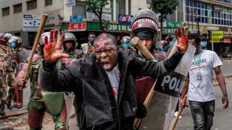 Un hombre herido es detenido por la policía tras ser sospechoso de ser un saqueador durante una manifestación antigubernamental en Nairobi