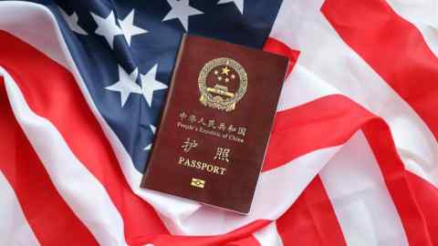 Pasaporte de la República Popular China con bandera de Estados Unidos