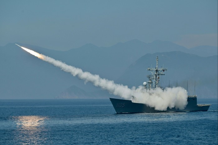La Armada de Taiwán lanza un misil Standard de fabricación estadounidense desde una fragata durante el ejercicio Han Kuang en 2022