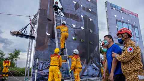 Los equipos de rescate simulan una evacuación en un ejercicio de respuesta a emergencias para civiles