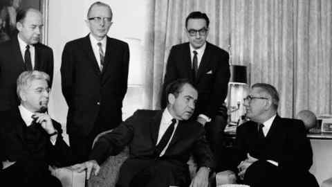 Asesores se reúnen con Richard Nixon