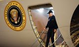 El presidente de Estados Unidos, Joe Biden, desciende el miércoles del avión presidencial Air Force One en una base aérea en su estado natal de Delaware. 