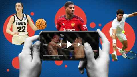 Montaje de imágenes de la jugadora de baloncesto Caitlin Clark, el futbolista Marcus Rashford y el tenista Carlos Alcaraz con un par de manos en primer plano sosteniendo un teléfono inteligente con una pelea de UFC reproduciéndose en la pantalla