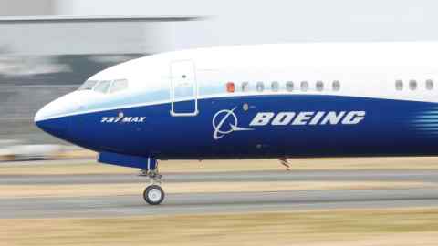Un avión Boeing 737 Max avanza por una pista