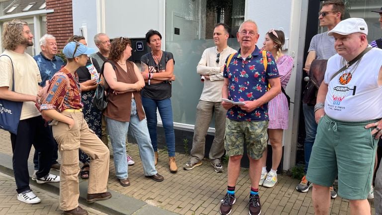 Martin habla del primer edificio del COC en Tilburg (foto: Ista van Galen).