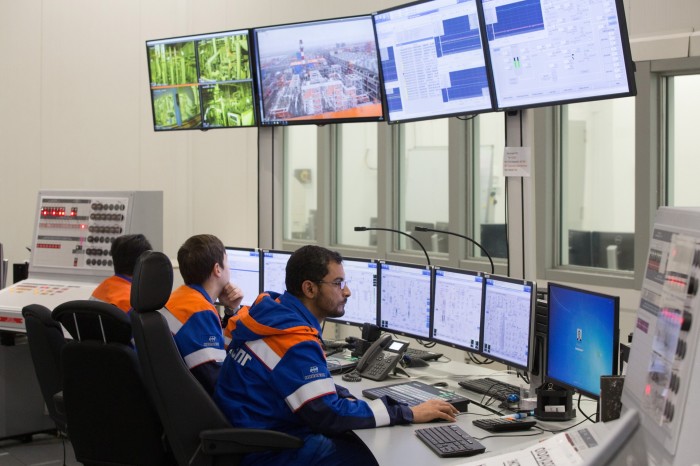 La sala de control de una planta de GNL en Rusia