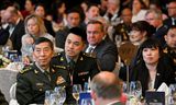 El ministro de Defensa chino, Li Shangfu (izquierda), durante una cumbre asiática de defensa celebrada en Singapur en junio.  Li no ha aparecido en público desde finales de agosto. 