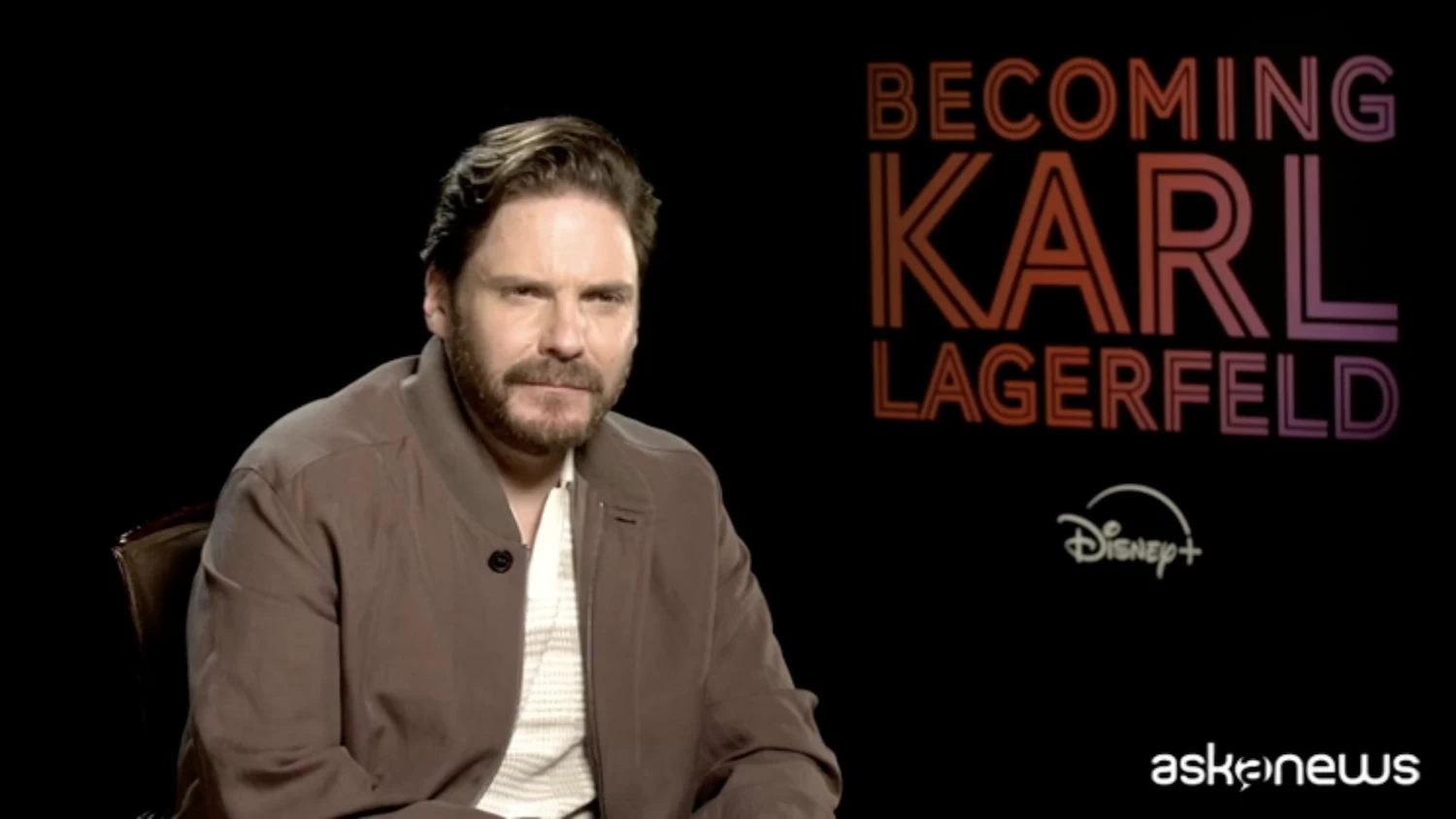 Daniel Bruhl es Karl Lagerfeld en la serie de Disney+: «Era un hombre solitario, frágil, ambicioso»