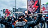 Protestas esta semana en Polonia.  El rayo es el logo de la protesta contra la nueva prohibición del aborto, el hombre de la foto es el líder del partido PiS, Jaroslaw Kaczynski.