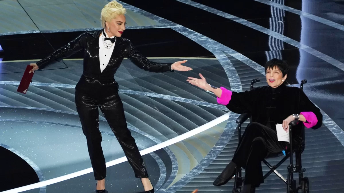 Oscar 2022, Liza Minnelli en el escenario en silla de ruedas.  Y Lady Gaga le rinde homenaje: «Me encanta trabajar con leyendas»