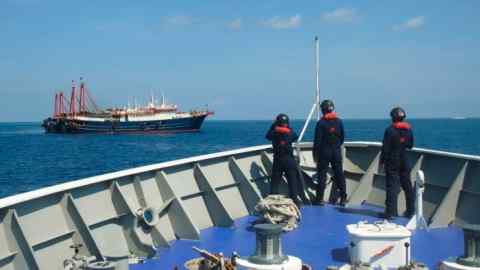 La Guardia Costera filipina patrulla junto a barcos que se dice son milicianos chinos en Sabina Shoal, en el Mar de China Meridional, en abril.