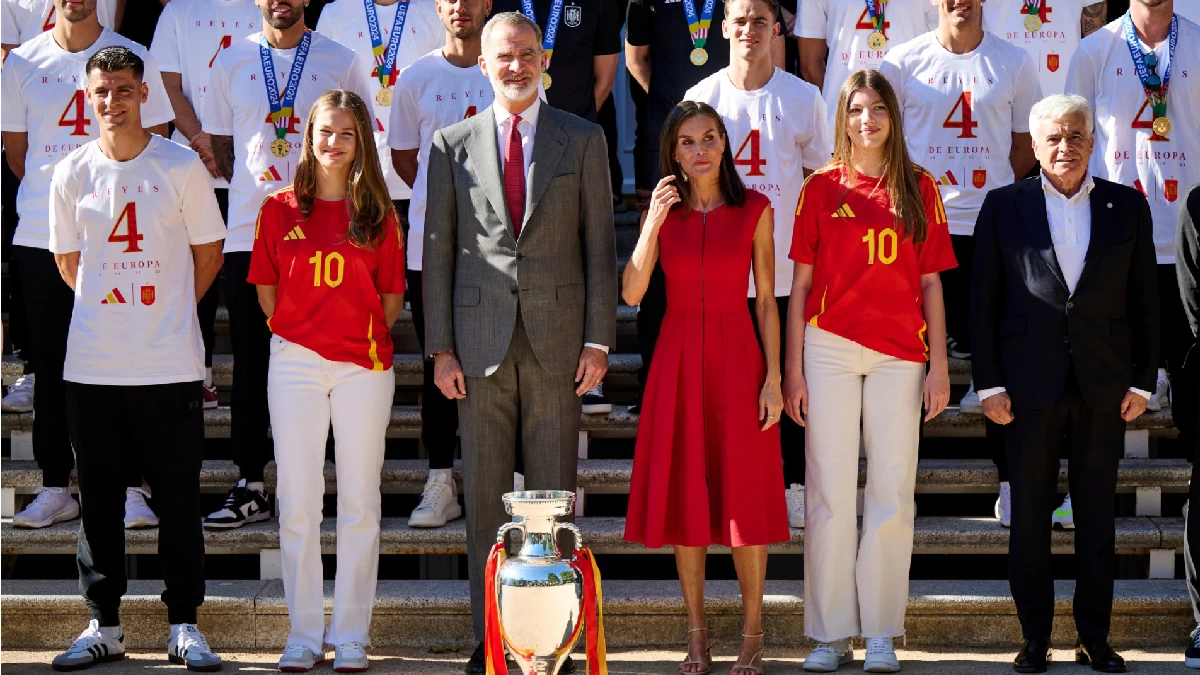 Triunfo de rojo: los looks de Letizia de España y las princesas celebran a los campeones de Europa