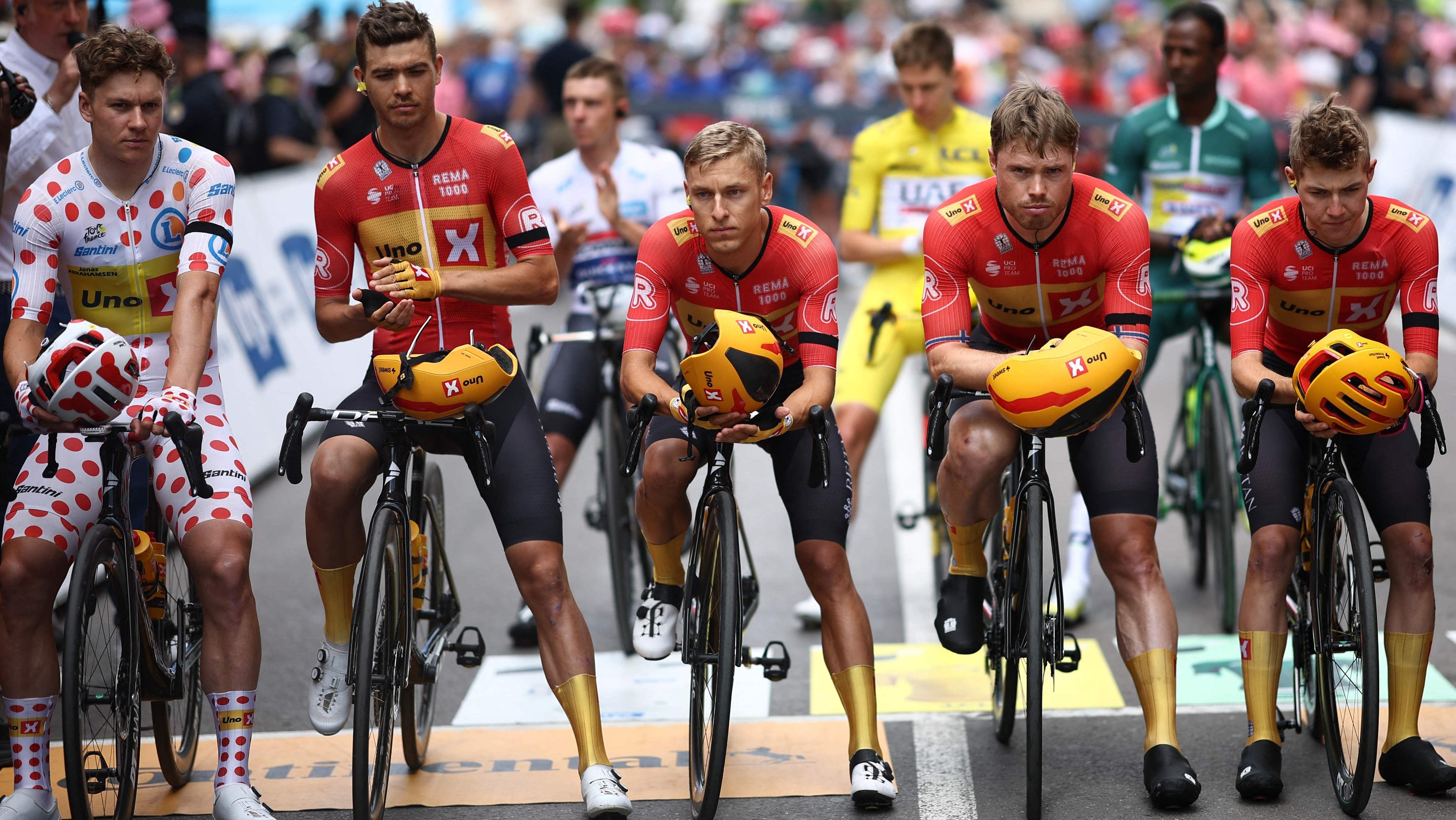 Los corredores del Team Uno-X Mobility con brazaletes negros antes del inicio de la novena etapa del Tour de Francia