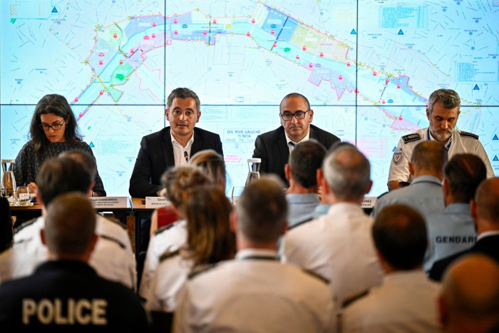 El ministro del Interior francés, Gerald Darmanin, en el centro a la izquierda, flanqueado por el prefecto de policía de París, Laurent Nunez, en el centro a la derecha, habla durante una reunión sobre la activación del perímetro antiterrorista.