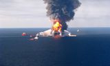 Incendio en la plataforma petrolera Deep Water Horizon en el Golfo de México.  Esta foto es del 21 de abril de 2010, un día después del inicio del desastre.