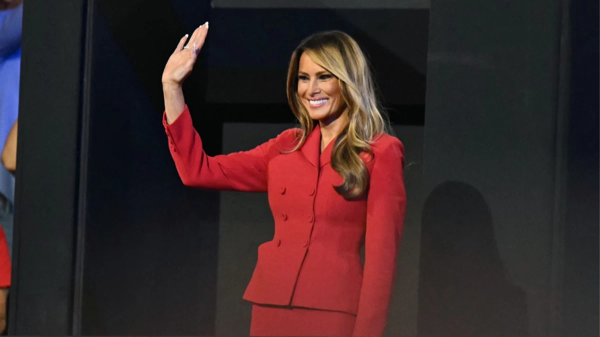 Melania Trump reaparece vestida de rojo total: su 