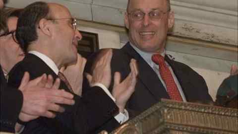 El presidente y director ejecutivo de Goldman Sachs, Hank Paulson, a la derecha, hace sonar la campana de apertura en la Bolsa de Valores de Nueva York mientras el presidente de la bolsa, Richard Grasso, aplaude, el 4 de mayo de 1999