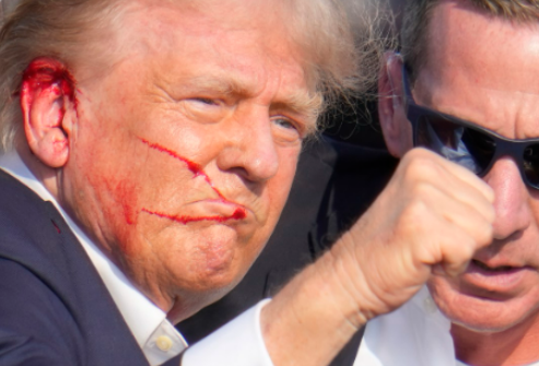 Sangre manchada en el costado de la cara de Trump después del tiroteo