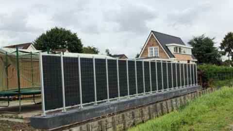 Paneles solares en un jardín de Ámsterdam