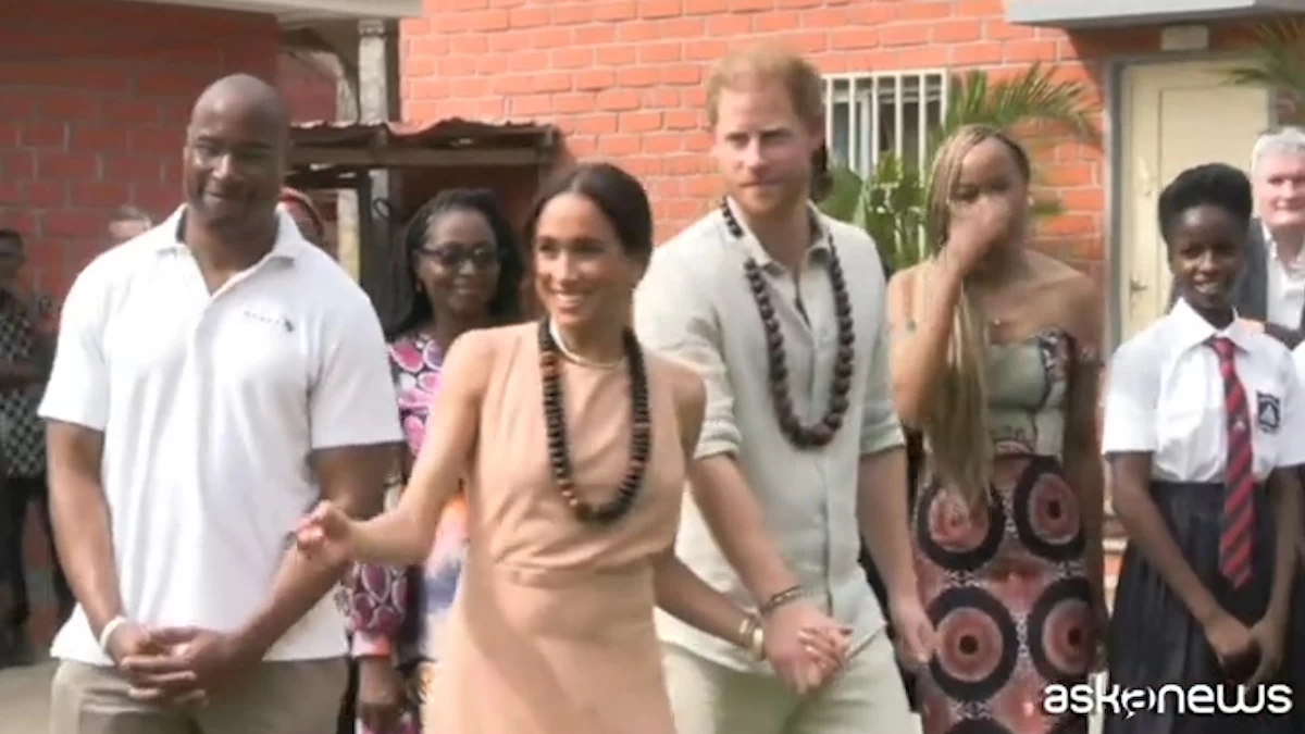 El príncipe Harry y Meghan Markle tomados de la mano en Nigeria