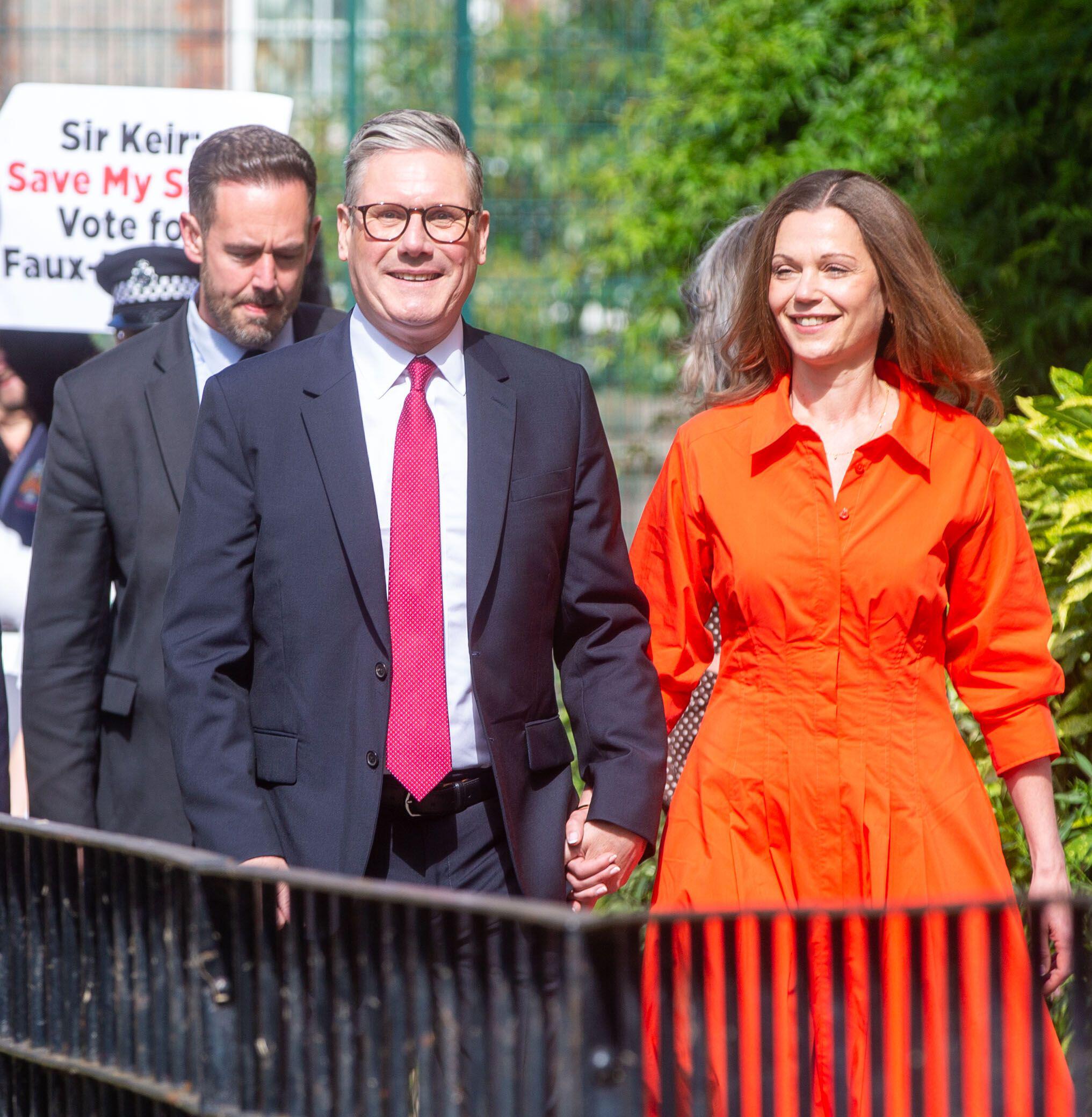 Sir Keir Starmer y su esposa Victoria llegan a Kentish Town para votar el jueves