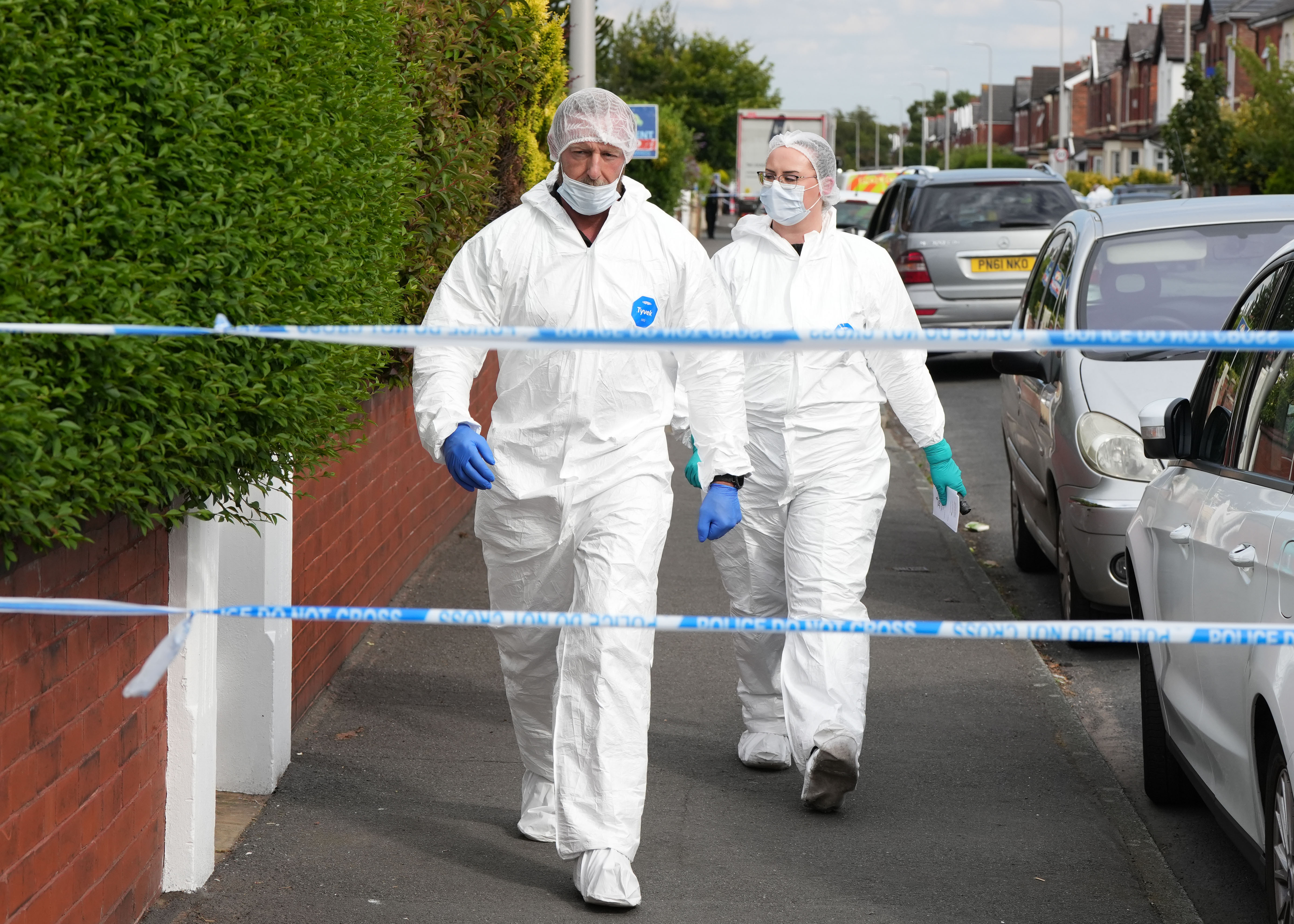 Los agentes forenses han estado peinando el lugar.