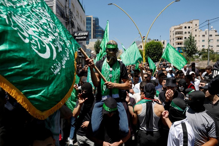 Palestinos asisten a una protesta tras el asesinato del líder de Hamas, Ismail Haniyeh, en Irán, en Hebrón, en Cisjordania ocupada por Israel.