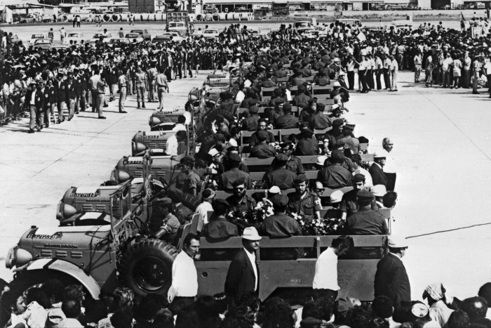 Los ataúdes de los miembros del equipo olímpico israelí víctimas de la toma de rehenes palestina son transportados en vehículos militares en el aeropuerto de Lof, Israel, en 1972