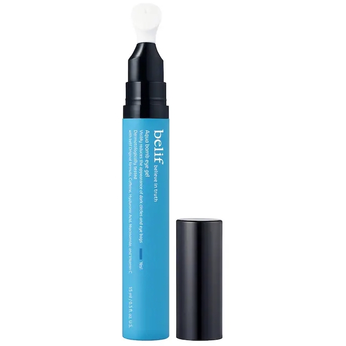 El gel antihinchazón para ojos Aqua Bomb con cafeína y ácido hialurónico de Belif está disponible en Sephora