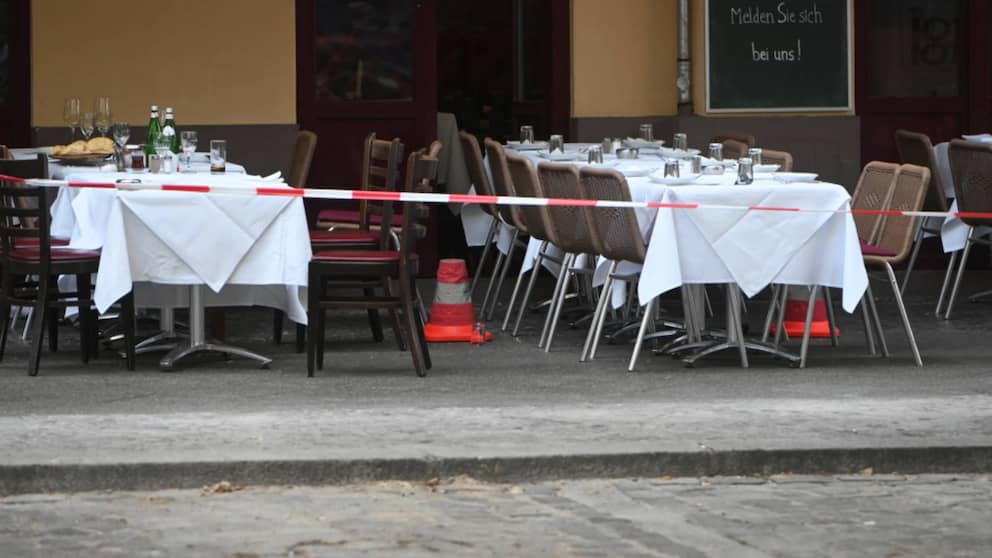 La víctima estaba sentada en una mesa aquí cuando se produjeron los disparos.